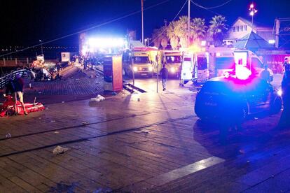 Personal de emergencia trabaja en la zona del accidente.