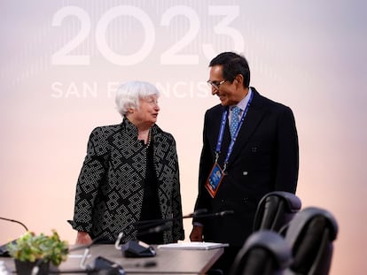 La Secretaria del Tesoro de Estados Unidos, Janet Yellen, saluda al Secretario de Hacienda y Crédito Público de México, Rogelio Ramírez de la O, durante un evento en San Francisco, 12 de noviembre de 2023.