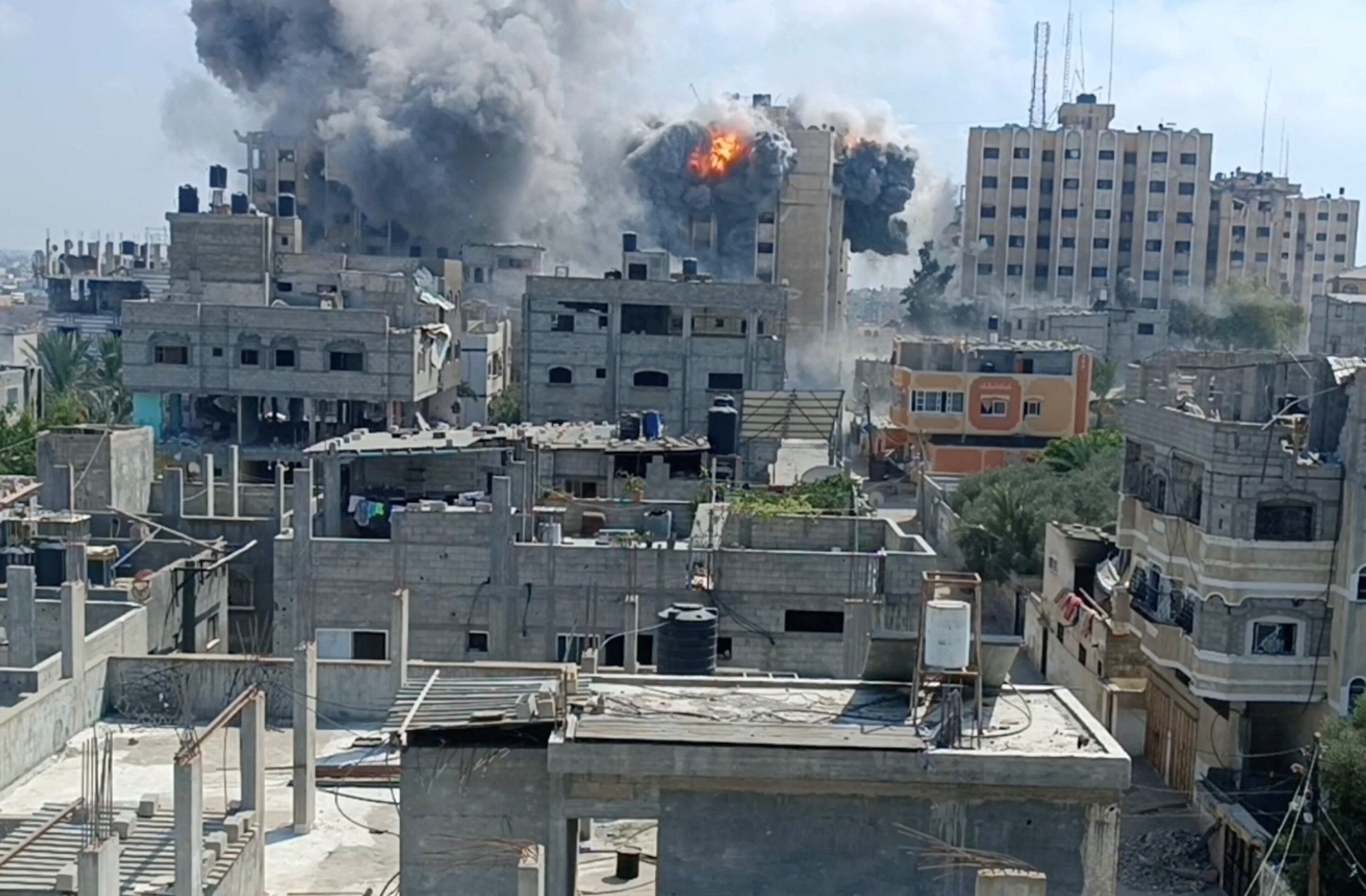 Un edificio de viviendas de Nuseirat era atacado por Israel este lunes.