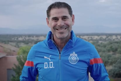 El nuevo director deportivo de Chivas, Fernando Hierro, en una captura del video de su presentación.