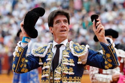 Esaú Fernández, con la oreja que cortó al tercer toro de la tarde.