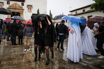 Dos mantillas de la Hermandad de la Aurora se cubren de la lluvia en el barrio del Albaicín,Granada.