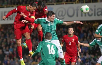 Cristiano cabecea su primer gol, anoche el Belfast.