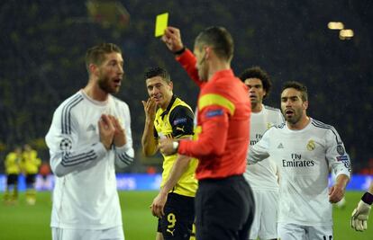Ramos ve una amarilla ante la mirada de Lewandowski