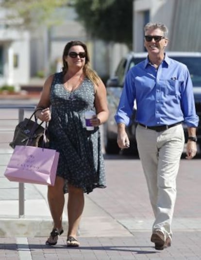 Pierce Brosnan y su mujer, Keely Shaye, paseando por Malibú a principios del mes de marzo.