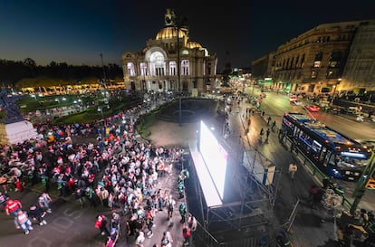 Habitantes de Ciudad de México se congregaron frente a las pantallas colocadas en calles aledañas al Zócalo para presenciar el concierto.