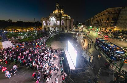 Habitantes de Ciudad de México se congregaron frente a las pantallas colocadas en calles aledañas al Zócalo para presenciar el concierto.