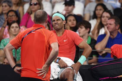 Nadal recibía el viernes atención médica durante el partido contra Thompson, en Brisbane.