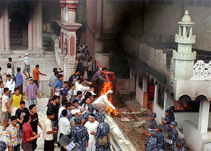 Un grupo de manifestantes incendia una mezquita ayer en Katmandú.