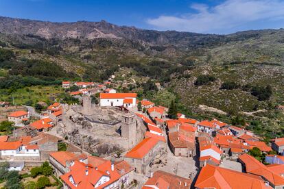 Vista área de la villa histórica de Castelo Novo.