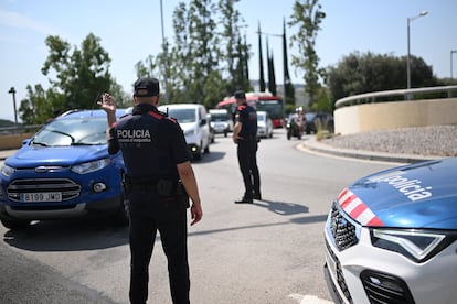 Agentes de los Mossos d’Esquadra durante la operación policial.
