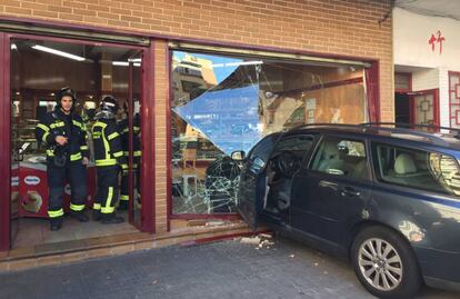 El coche empotrado en el escaparate de la pastelería.