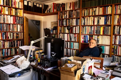 El hispanista británico Paul Preston, en el estudio de su casa en Londres, donde vive.