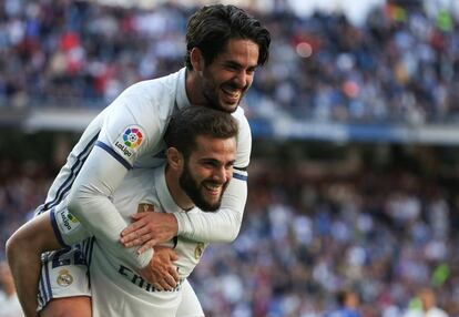 Isco celebra el gol de Nacho al Alavés, el segundo del canterano esta temporada.