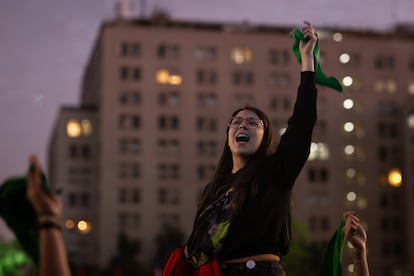 Una mujer grita consignas frente al Palacio de La Moneda, en Santiago, este 28 de septiembre.