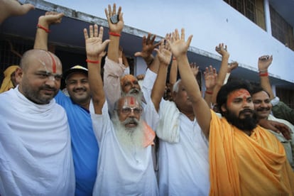 Un grupo hindúes celebra la decisión del tribunal.