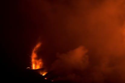 Expulsión de lava del volcán de La Palma, durante la noche del jueves.
