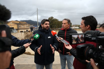 El presidente de la Región de Murcia, Fernando López Miras, atiende a los medios durante su visita a Lorca, este jueves.