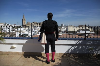 Morante observa La Giralda desde la azotea del hotel en el que descansa horas antes de la corrida.