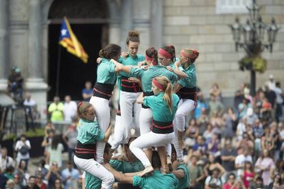 Uno de los castells levantados en la plaza de Sant Jaume en la Mercè.