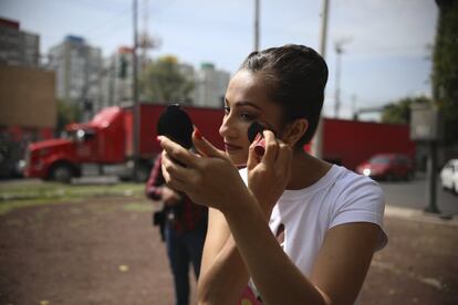 Una bailarina se maquilla antes de una de las actuaciones callejeras de ballet que la Ciudad de México va a acoger durante los meses de verano.