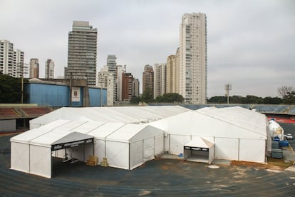 Vista externa do hospital de campanha, localizado num dos metros quadrados mais caros de São Paulo.