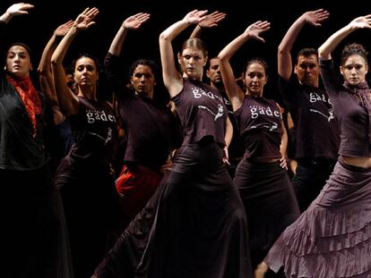 En la imagen, integrantes de la <i>Compañía Antonio Gades</i> durante el pase gráfico de la gala de homenaje al bailaor.