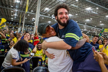 Mundial Qatar 2022: Dos hombres festejan a la 'seleçao' en un centro de distribución de Mercado Libre