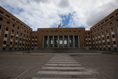 Fachada de la Facultad de Medicina de la Universidad Complutense de Madrid, cerrada por la crisis del coronavirus.