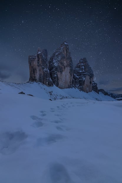 Un refugio de diseño realmente alternativo: el Starlight Room es una especie de trineo de madera climatizado con techo de cristal a 2.055 metros de altura en las cumbres de los Dolomitas. Es decir, que desde la cama puede uno admirar el espectacular fenómeno de la enrosadira, momento en el que cuando se pone el Sol, el astro inunda en un rojo de fuego las cimas de estas montañas. De noche, la Vía Láctea se estira sobre las acogedoras cabinas acristaladas. En la foto, una noche estrellada en las Tres Cimas de Lavaredo, patrimonio de la Unesco en los Dolomitas italianos.