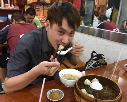Una forma típica de comer los XiaLongBao