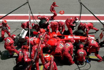 El equipo de Ferrari asiste a Michael Schumacher en una de sus paradas.