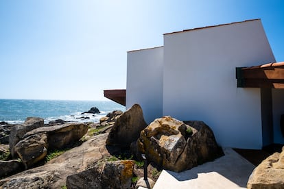 Para entrar al restaurante hay que cruzar unas escaleras rodeadas de rocas que empiezan en un pequeño aparcamiento junto al paseo marítimo de Leça da Palmeira.