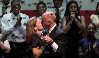 Jerry Brown, con su esposa cuando fue reelegido en 2010.