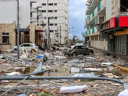 MEX9425. ACAPULCO (MÉXICO), 26/10/2023.- Fotografía de escombros en una calle afectada por el paso del huracán Otis, hoy, en el balneario de Acapulco, en el estado de Guerrero (México). El primer reporte de víctimas tras el paso del huracán Otis por la costa sur del estado de Guerrero da cuenta de 27 personas fallecidas y 4 desaparecidas. EFE/ David Guzmán
