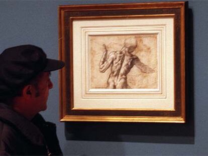 Un visitante contempla uno de los dibujos de Miguel Ángel expuestos en el Guggenheim.