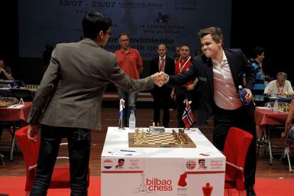 Carlsen y Giri se saludan al inicio de la 5ª ronda, ayer en Bilbao