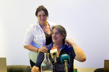 La brigada de la Guardia Civil María Serrano, junto a su abogado Jesús Díaz, este miércoles en Sevilla.