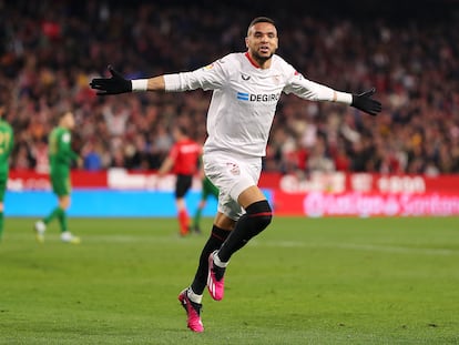 En-Nesyri celebra el primer gol del Sevilla en el partido contra el Elche, en el Ramón Sánchez-Pizjuán este sábado.