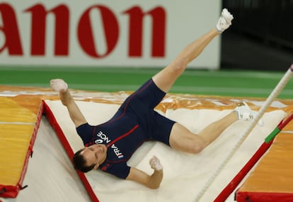 Renaud Lavillenie cae al cajetín de la pértiga en un intento fallido de saltar 6,17m.