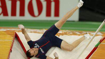 Renaud Lavillenie cae al cajetín de la pértiga en un intento fallido de saltar 6,17m.