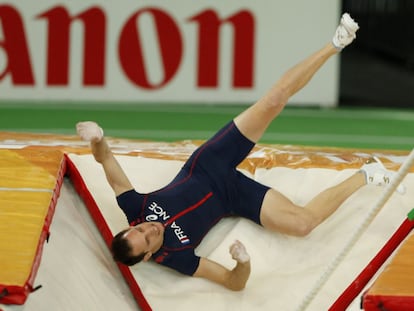 Renaud Lavillenie cae al cajetín de la pértiga en un intento fallido de saltar 6,17m.