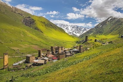 Las praderas y picos alpinos de la región de Svaneti, en el Cáucaso, están salpicados por sus características koshkebi, torres defensivas construidas a partir del siglo XI, que encontramos en dos singulares concentraciones en Mestia, capital en rápido desarrollo, y en Ushguli (en la foto), precioso pueblo declarado patrimonio mundial. Prácticamente inaccesible hasta finales del siglo pasado, la mayoría de los turistas que recorren ahora la región pasan rápido por la carretera Mestia-Ushguli, pero recorrer la zona a pie es más interesante. Una ruta de cuatro días permite dormir en casas particulares de varios pueblos, aunque conviene reservar si lo planeamos para julio y agosto (especialmente en Iprali). Inicio: Mestia. Final: Ushguli. Distancia: 58 kilómetros. Más información: <a href="https://www.caucasus-trekking.com/" target="_blank">caucasus-trekking.com</a> y <a href="http://www.svanetitrekking.ge/" target="_blank">svanetitrekking.ge</a>