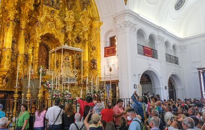 La Virgen de El Rocío ya está en su paso de salida.