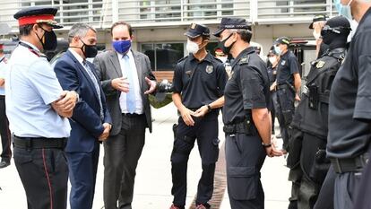 El consejero de Interior, Miquel Sàmper, con traje y mascarilla negra, en la visita al complejo central de Mossos.