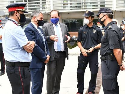 El consejero de Interior, Miquel Sàmper, con traje y mascarilla negra, en la visita al complejo central de Mossos.