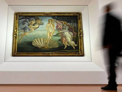 Un hombre contempla 'El nacimiento de Venus'. / ALBERTO PIZZOLI (Getty Images)