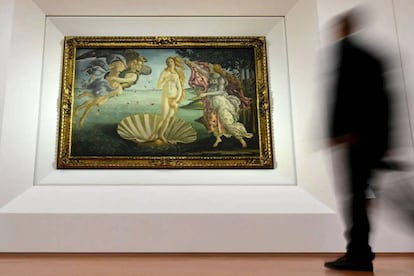 Un hombre contempla 'El nacimiento de Venus'. / ALBERTO PIZZOLI (Getty Images)