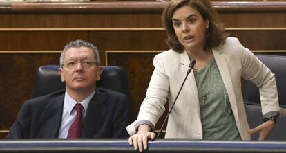 La vicepresidenta del Gobierno, Soraya S&aacute;enz de Santamar&iacute;a, junto al ministro de Justicia, Alberto Ruiz Gallard&oacute;n.