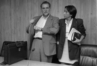 Julio Anguita, acompañado por Rosa Aguilar, en 1997.